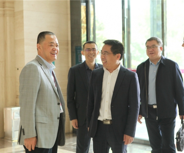 商務(wù)部國家繭絲綢協(xié)調辦公室副司長(cháng)陳平，河池市委常委、副市長(cháng)杜際鵬蒞臨調研指導