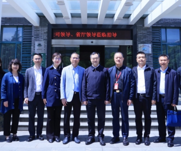 國家商務(wù)部消費促進(jìn)司（國家繭絲辦）副司長(cháng)安寶軍領(lǐng)導一行蒞臨調研