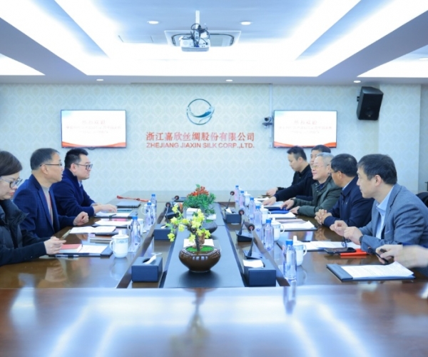 中國紡織品進(jìn)出口商會(huì )曹甲昌會(huì )長(cháng)一行來(lái)訪(fǎng)調研 深入調研外貿走勢，攜手探尋前行新徑