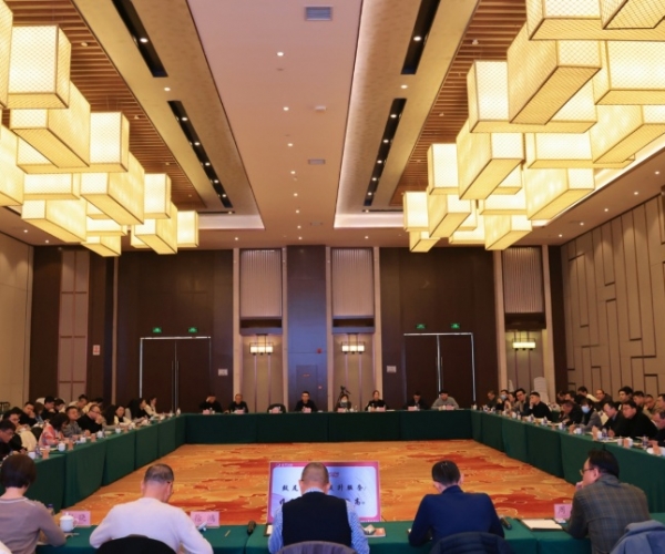 奮進(jìn)2025丨嘉欣絲綢工貿發(fā)展會(huì )議聚焦新程