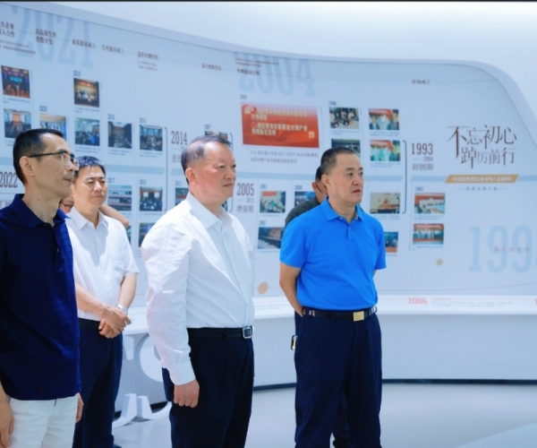 ?陳利眾主席帶隊調研嘉欣絲綢，賦能絲綢經(jīng)典產(chǎn)業(yè)?