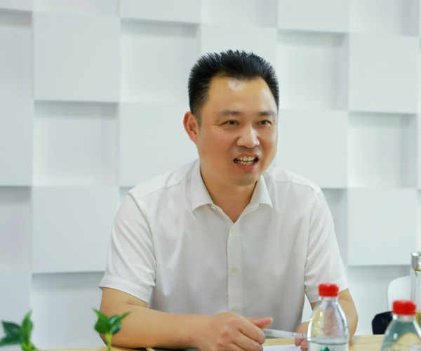 嘉興國家高新區管委會(huì )俞春明主任調研嘉欣絲綢，為發(fā)展鼓勁?